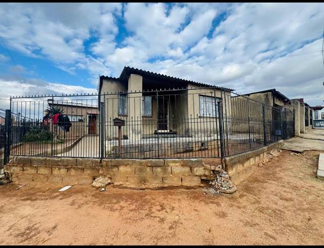 3 BEDROOM HOUSE FOR SALE IN DIEPKLOOF ZONE 6